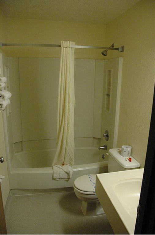 Super 8 By Wyndham Willows Room photo