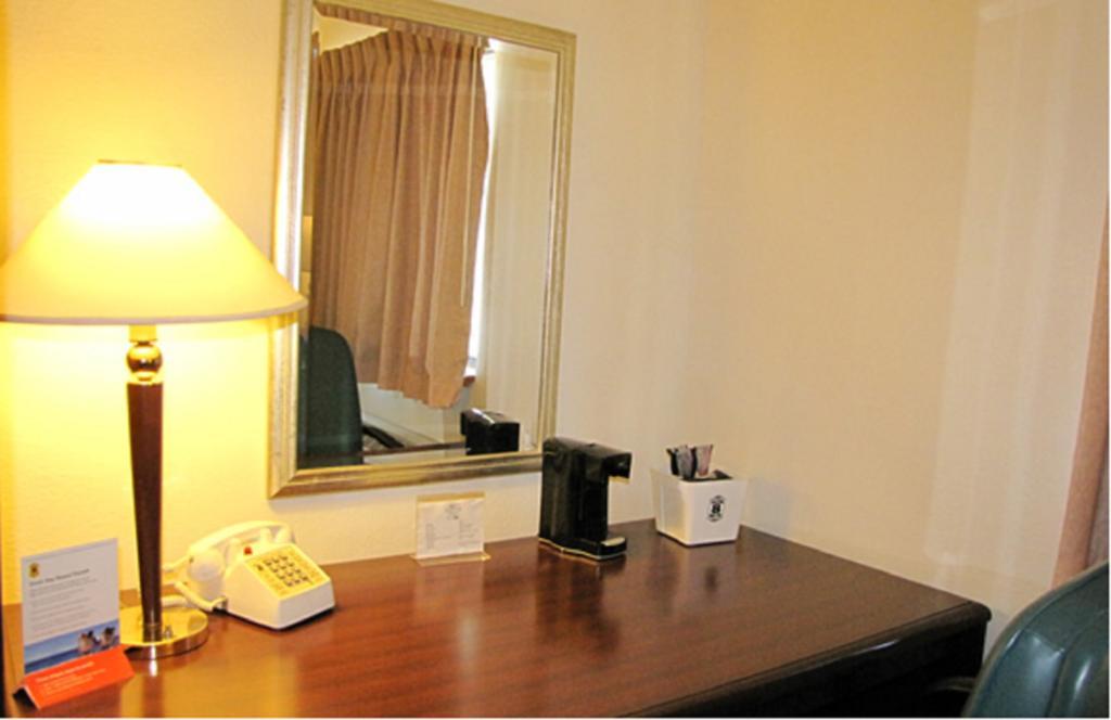 Super 8 By Wyndham Willows Room photo