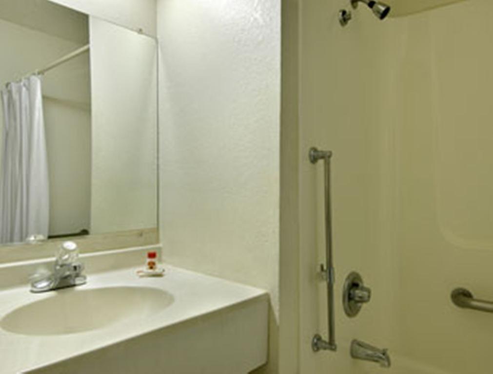 Super 8 By Wyndham Willows Room photo
