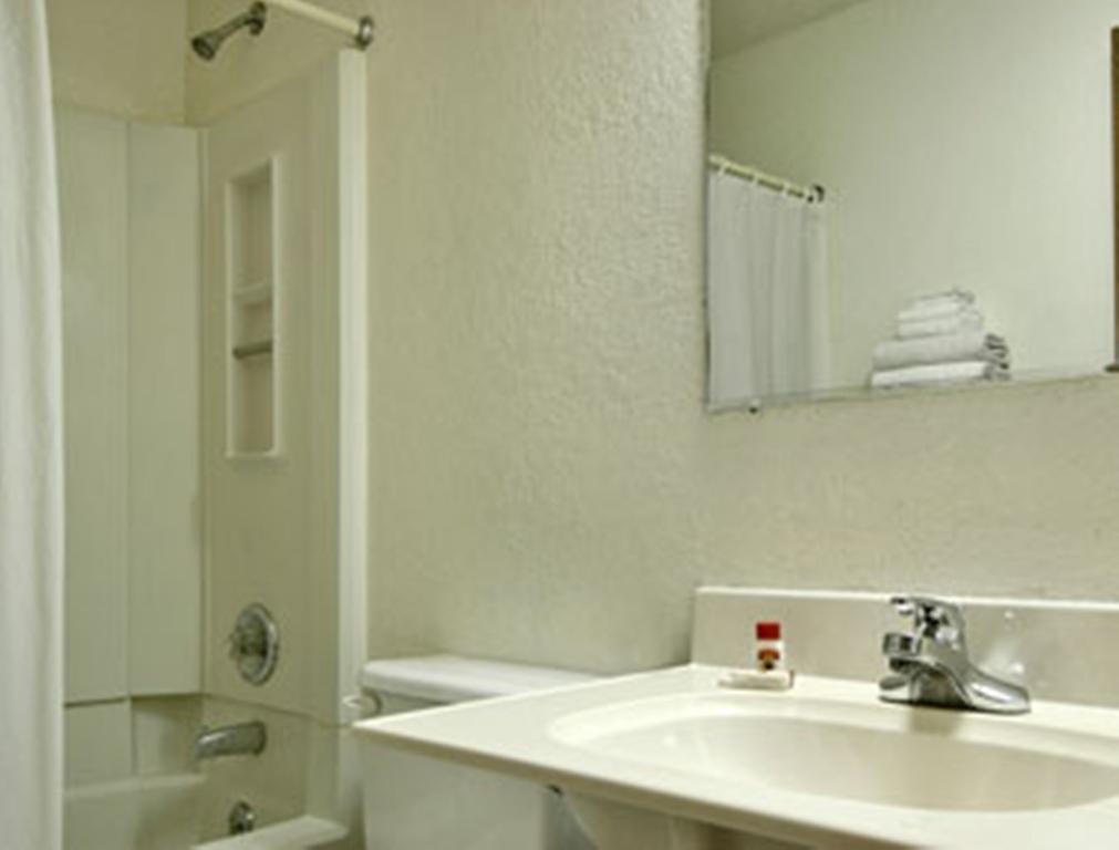 Super 8 By Wyndham Willows Room photo