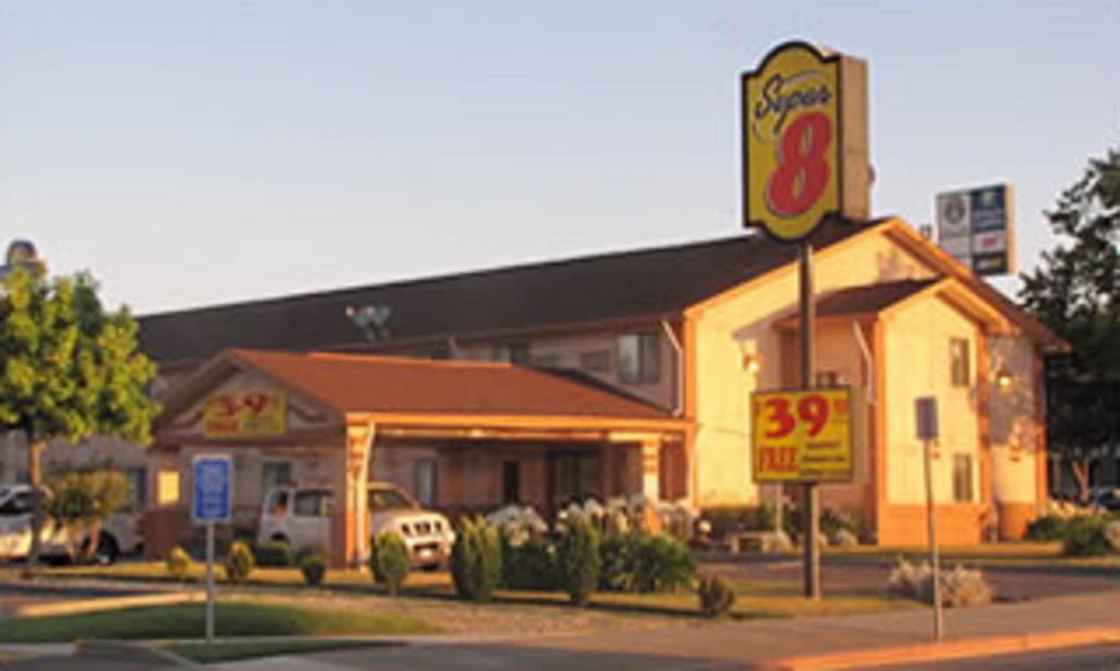 Super 8 By Wyndham Willows Exterior photo