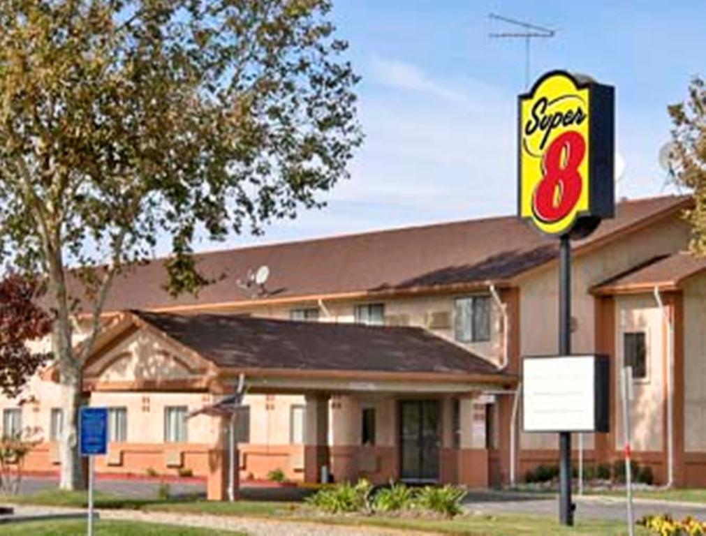 Super 8 By Wyndham Willows Exterior photo
