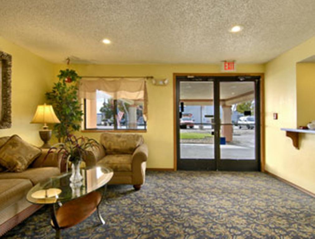 Super 8 By Wyndham Willows Interior photo