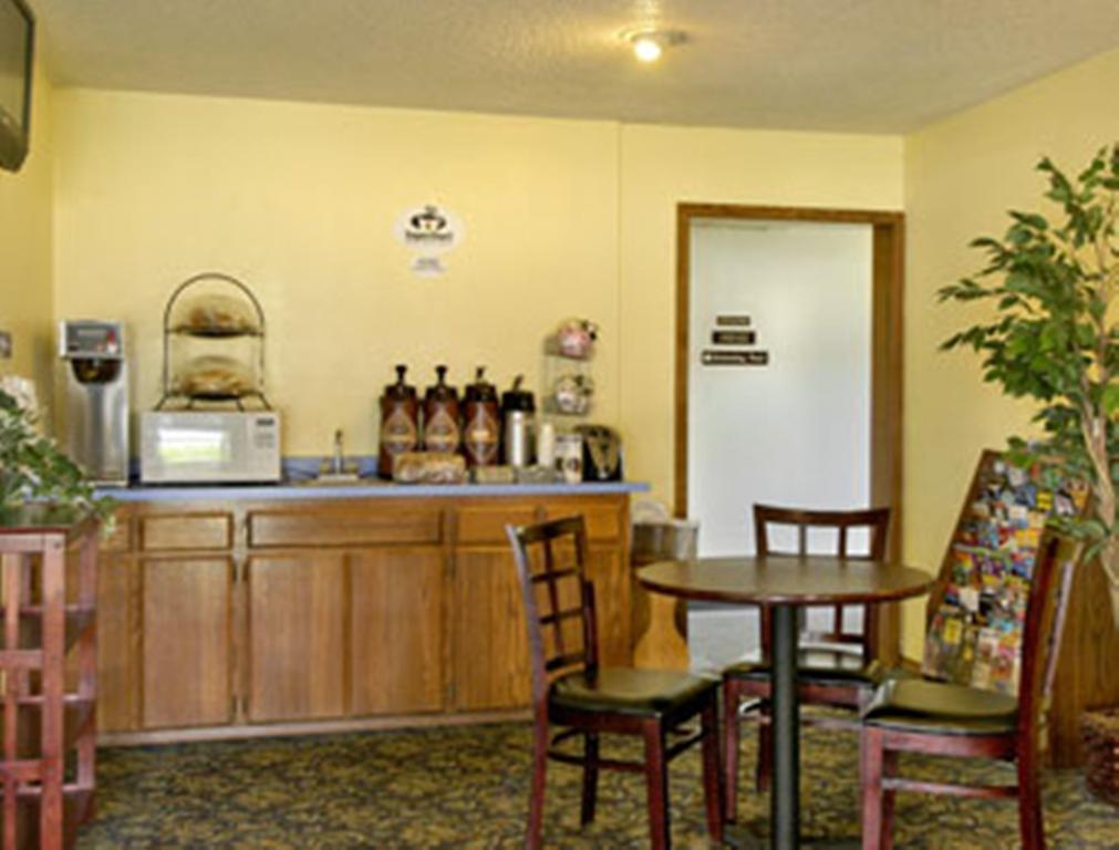 Super 8 By Wyndham Willows Restaurant photo
